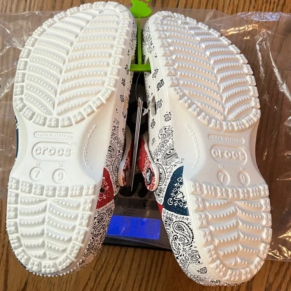 UNISEX CROCS Bandana Style with Classic Clog Design SZ M7 W9 NWT - Picture 2 of 7